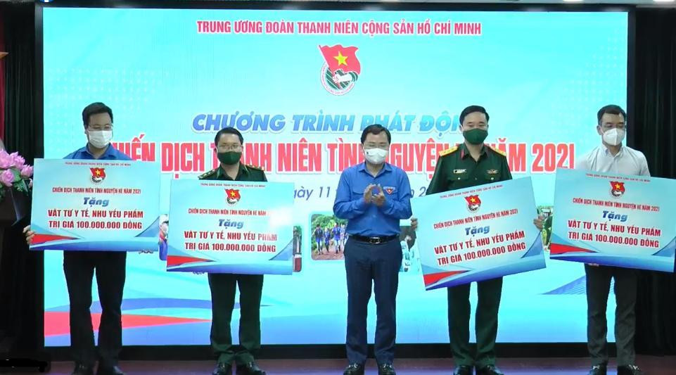 Anh Nguyễn Tuấn Anh (Bí thư T.Ư Đoàn) trao tặng vật tư nhu yếu phẩm để phòng chống dịch.