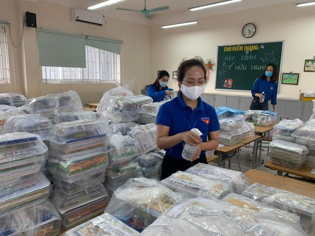Ðoàn Thanh niên phối hợp các trường vận chuyển SGK đến tận nhà cho học sinh. Ảnh: TPO