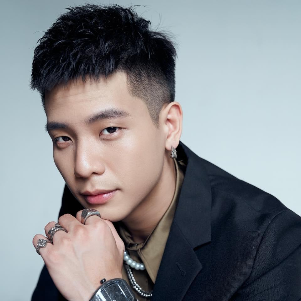 Nam ca sĩ gọi vui Hoa Học Trò chính là &quot;Bông Hoa Đẹp Nhất&quot; của thanh xuân.