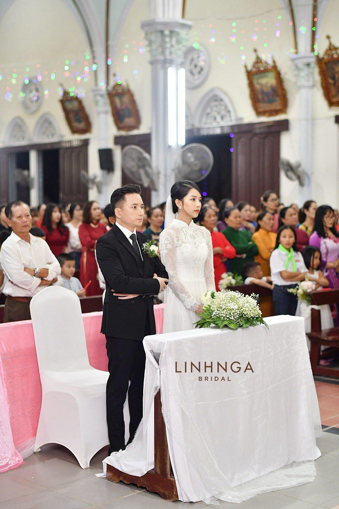 Cô dâu Khánh Vy chọn thiết kế áo dài trắng đơn giản nhưng trang trọng. Ảnh: Linh Nga Bridal. Cô dâu Khánh Vy chọn thiết kế áo dài trắng đơn giản nhưng trang trọng. Ảnh: Linh Nga Bridal.