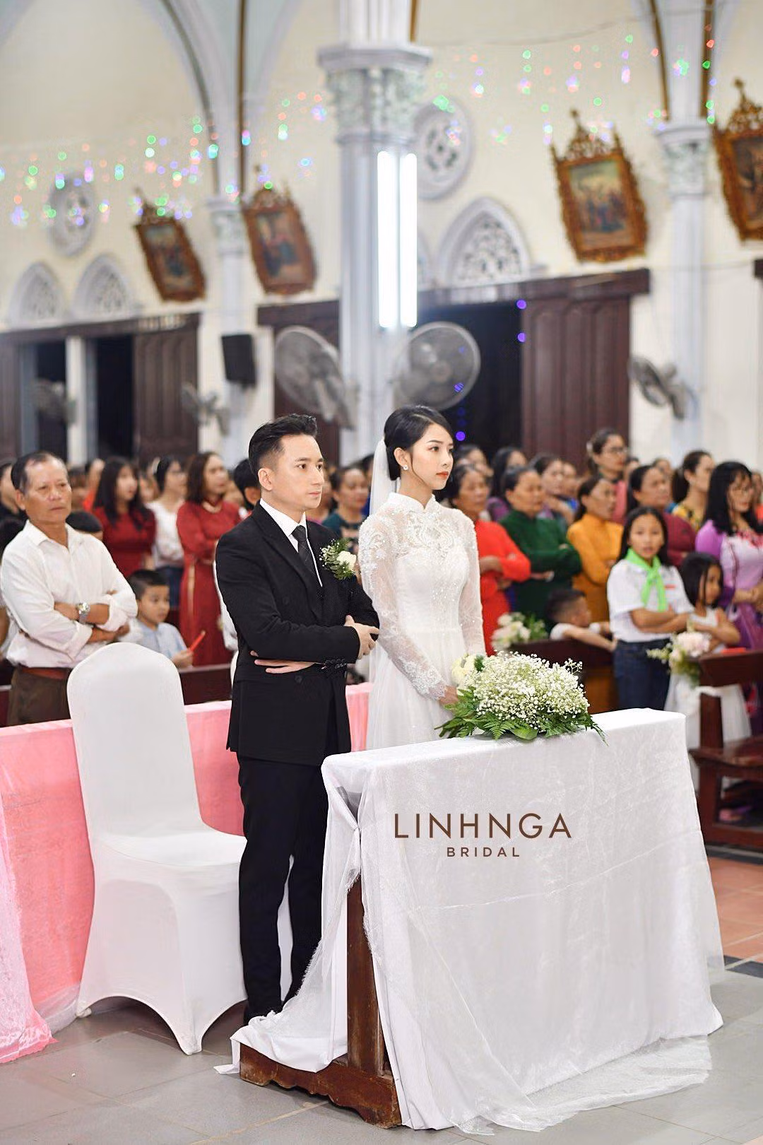 Cô dâu Khánh Vy chọn thiết kế áo dài trắng đơn giản nhưng trang trọng. Ảnh: Linh Nga Bridal.