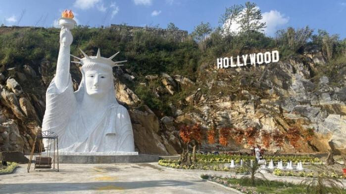 "Họ đã cho thợ thiết kế sửa lại khuôn mặt, trông cũng không đến nỗi nào", bà Vượng nói.