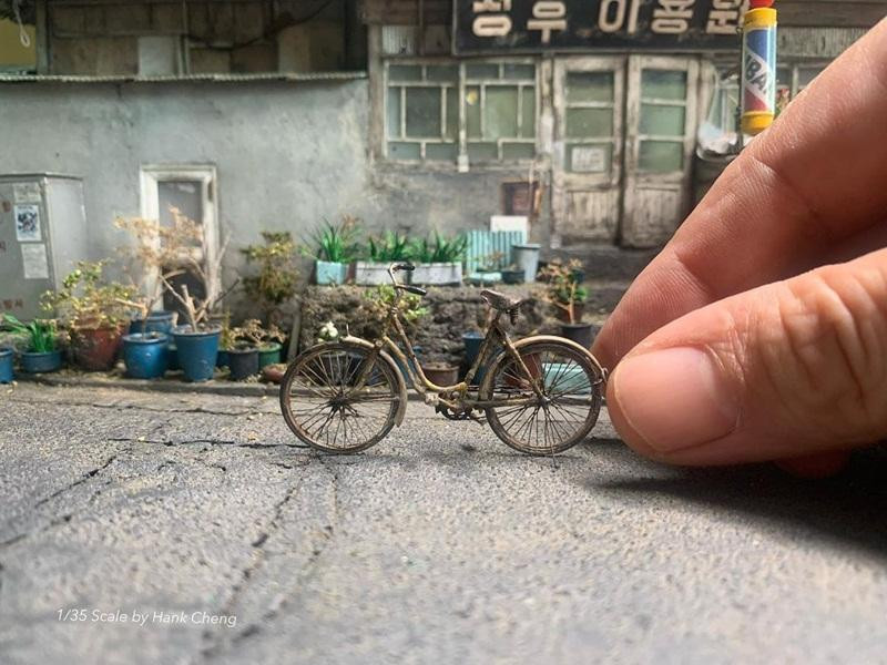 Một chiếc xe đạp cũ bé xíu, trông y như thật