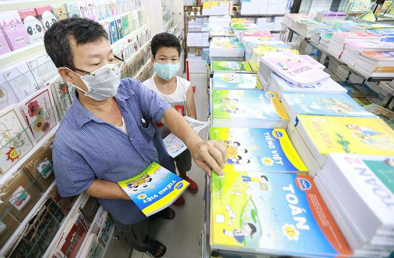 Do dịch bệnh kéo dài, phụ huynh và học sinh không thể tới nhà sách để mua SGK và đồ dùng học tập như mọi năm. Ảnh minh họa: Đời Sống Pháp Luật