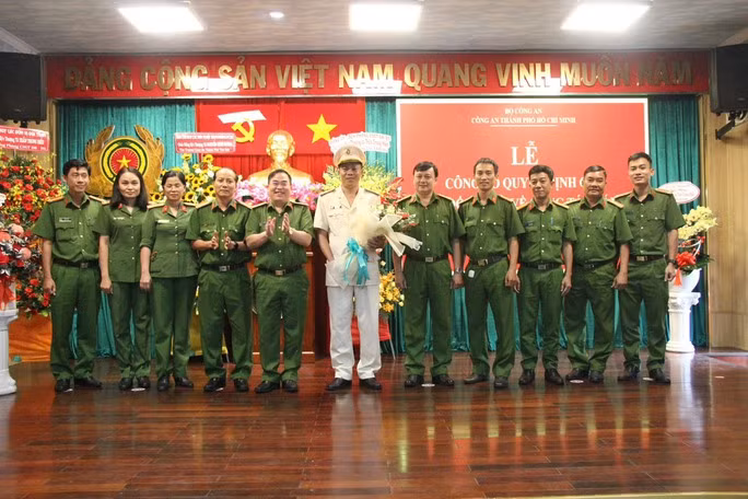 Công an TP.HCM chúc mừng tân Trưởng Phòng CSGT Đường bộ - Đường sắt, Công an TP HCM