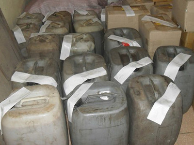 Những can nước mắm 