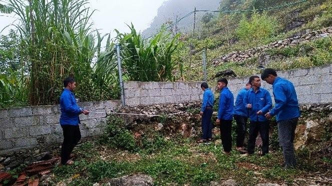 Đoàn viên khảo sát khu vực xây nhà tắm