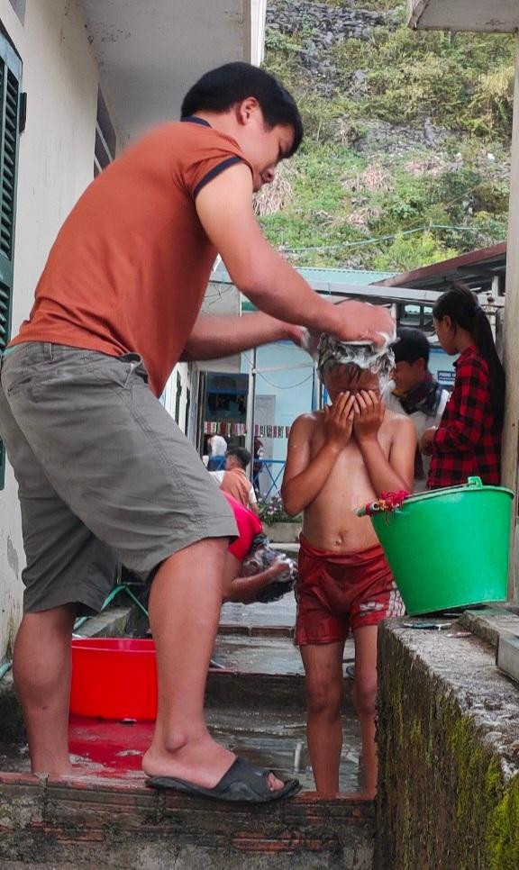 Thầy trò tranh thủ tắm trong những ngày nắng ấm giữa mùa đông