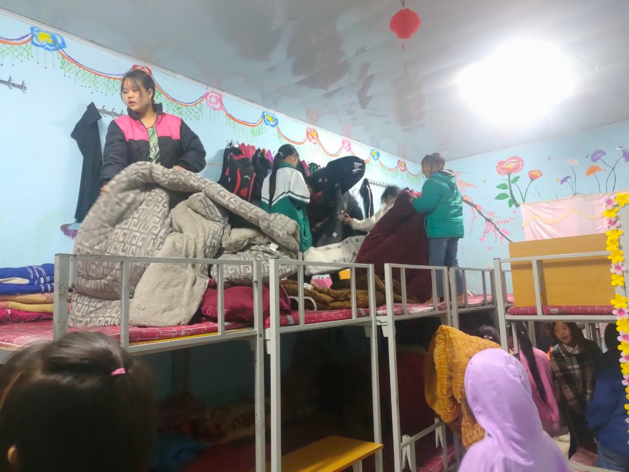 Các em học sinh trường phổ thông DTBT THCS Sủng Trà bắt đầu phải chống chọi cái lạnh khắc nghiệt của mùa đông