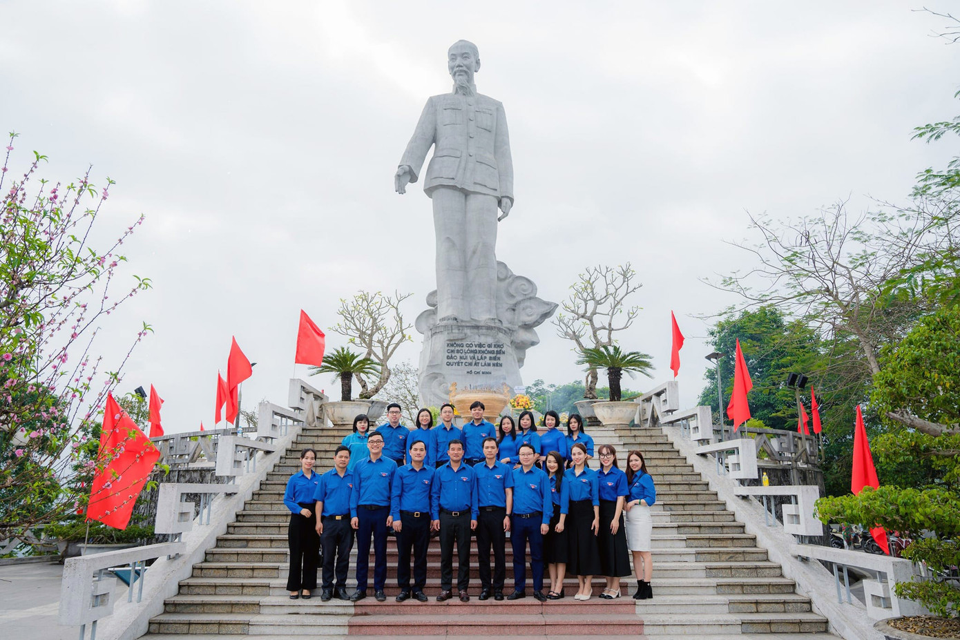 Cơ quan Tỉnh Đoàn Hòa Bình bên Tượng đài Bác Hồ. Ảnh: TĐHB