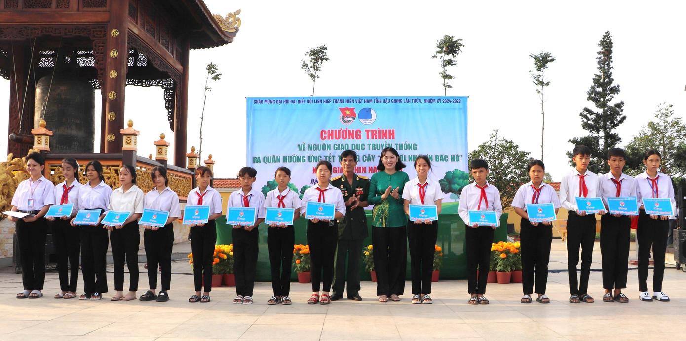 Nhiều suất học bổng được trao tặng trong chương trình. Ảnh: TĐHG