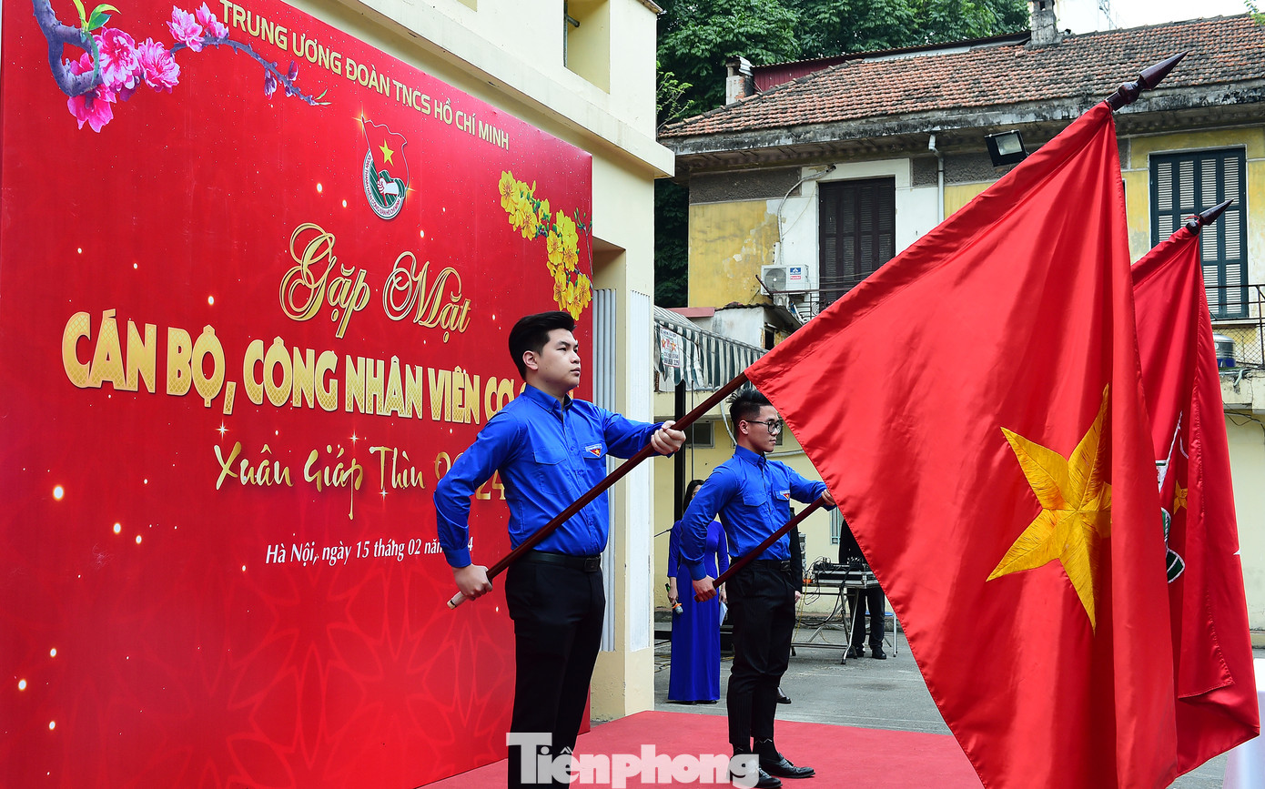 Tại chương trình, các đại biểu thực hiện nghi lễ chào cờ trong ngày làm việc đầu tiên Xuân Giáp Thìn 2024. Ảnh: Xuân Tùng