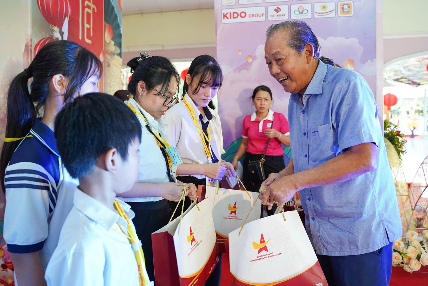 Ông Trương Hòa Bình - nguyên Ủy viên Bộ Chính trị, nguyên Phó Thủ tướng thường trực Chính phủ trao tặng quà cho các em nhỏ tại chương trình. Ảnh: Hội DNT Việt Nam