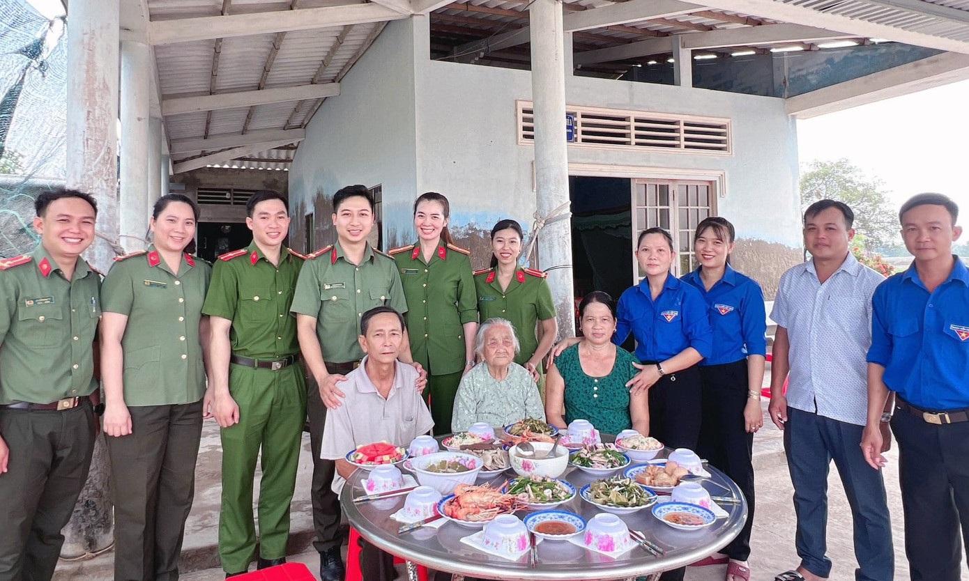 Ban Thanh niên Công an tỉnh Bến Tre phối hợp với Đoàn xã An Thạnh, huyện Thạnh Phú tổ chức nấu “Mâm cơm ngày Tết” cho Mẹ Việt Nam Anh hùng Đoàn Thị Kiệu. Ảnh: Ban Thanh niên CA Bến Tre