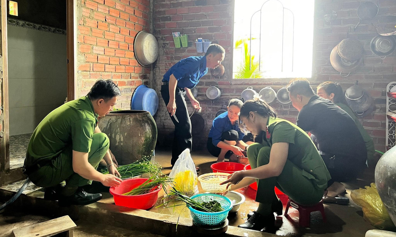 Ban Thanh niên Công an tỉnh Bến Tre phối hợp với Đoàn xã An Thạnh, huyện Thạnh Phú tổ chức nấu “Mâm cơm ngày Tết” cho Mẹ Việt Nam Anh hùng Đoàn Thị Kiệu. Ảnh: Ban Thanh niên CA Bến Tre