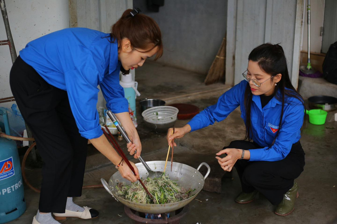 Đoàn viên thanh niên Hải Dương đi chợ, chế biến bữa cơm Tết đoàn viên tại gia đình liệt sĩ, Anh hùng LLVTND Trần Trọng Thường. Ảnh: TĐHD