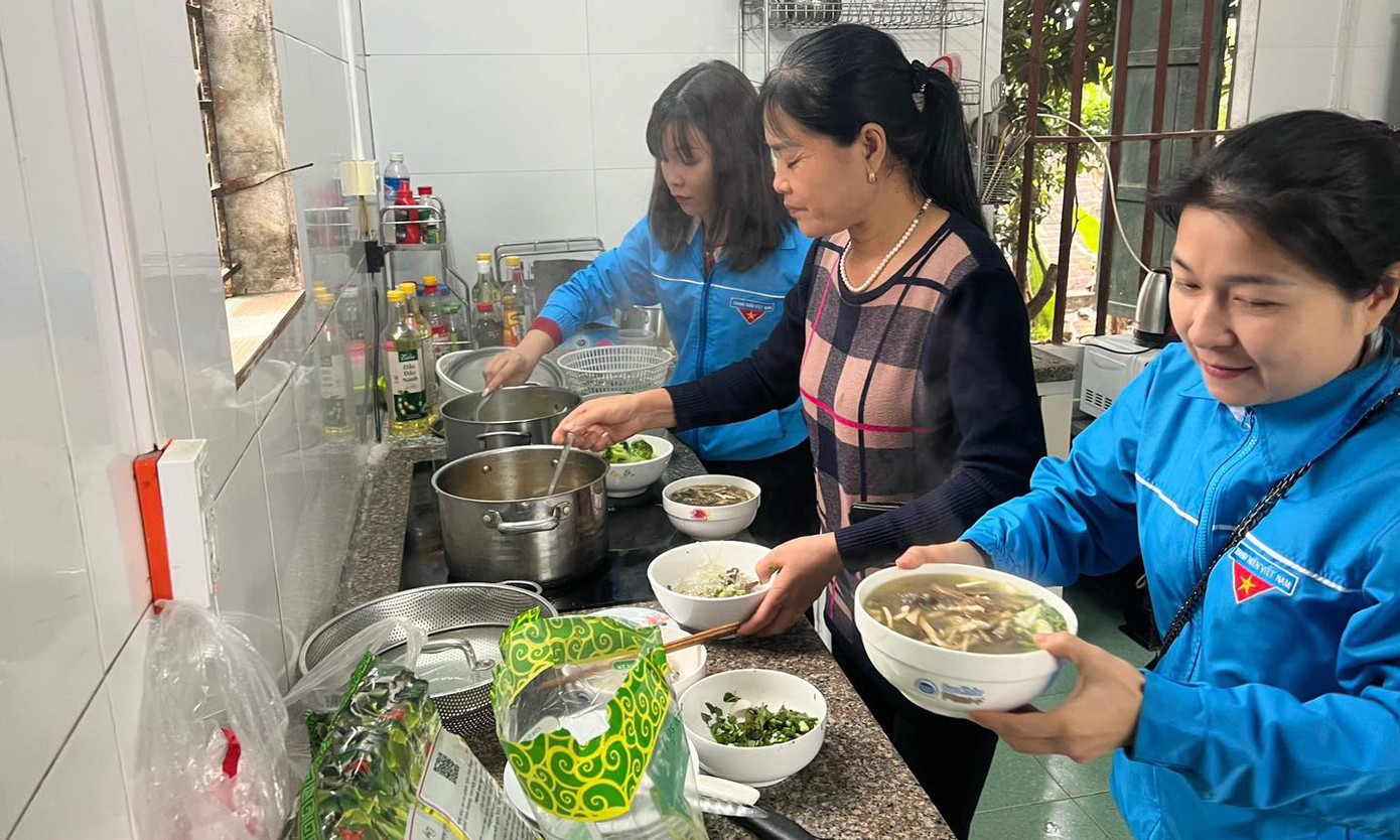 Đoàn viên thanh niên Hải Dương đi chợ, chế biến bữa cơm Tết đoàn viên tại gia đình liệt sĩ, Anh hùng LLVTND Trần Trọng Thường. Ảnh: TĐHD