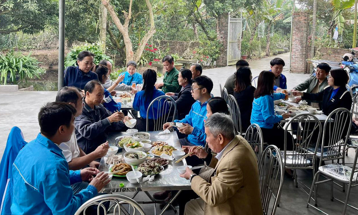 Đoàn viên thanh niên Hải Dương đi chợ, chế biến bữa cơm Tết đoàn viên tại gia đình liệt sĩ, Anh hùng LLVTND Trần Trọng Thường. Ảnh: TĐHD