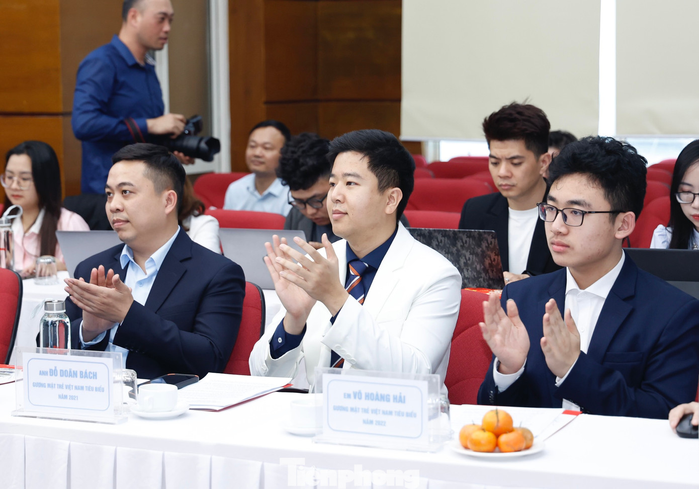 Các đại biểu tham dự chương trình. Các đại biểu tham dự chương trình.