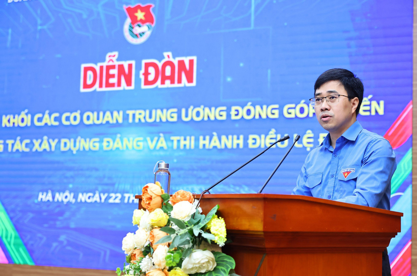 Anh Bùi Hoàng Tùng phát biểu đề dẫn diễn đàn. Ảnh: BTC Anh Bùi Hoàng Tùng phát biểu đề dẫn diễn đàn. Ảnh: BTC