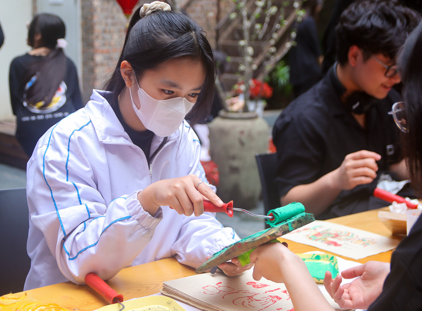 Các bạn trẻ trải nghiệm làm tranh dân gian Đông Hồ. Ảnh: BTC