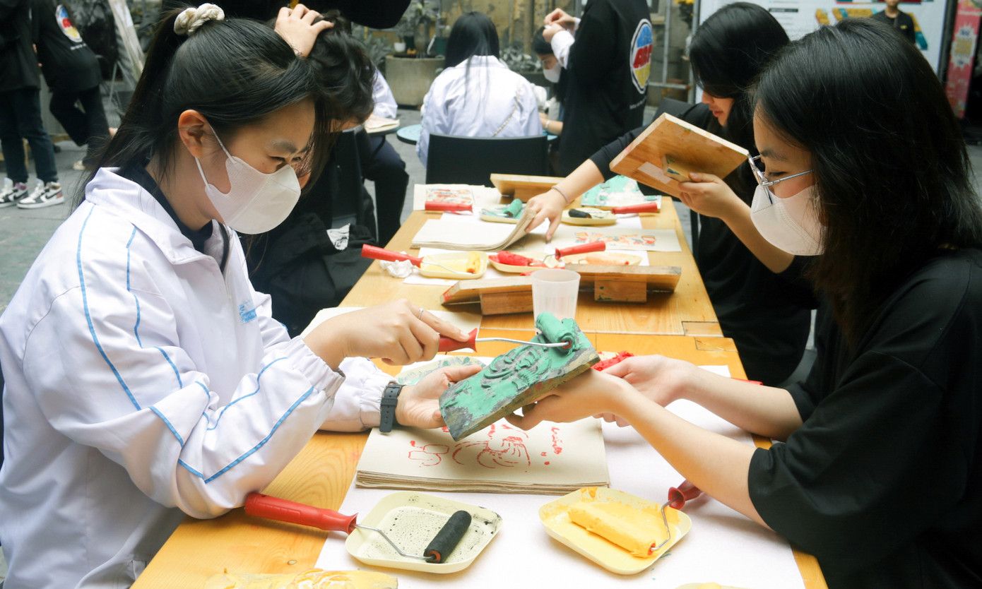 Các bạn trẻ trải nghiệm làm tranh dân gian Đông Hồ. Ảnh: BTC