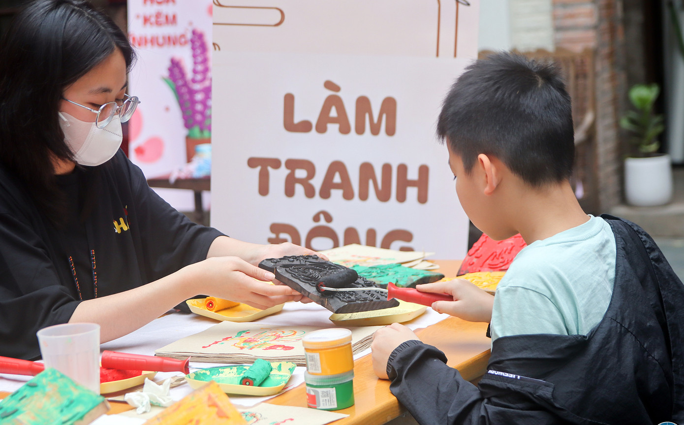 Các bạn trẻ trải nghiệm làm tranh dân gian Đông Hồ. Ảnh: BTC