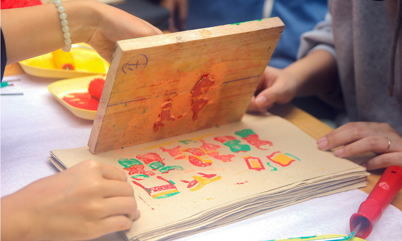 Các bạn trẻ trải nghiệm làm tranh dân gian Đông Hồ. Ảnh: BTC