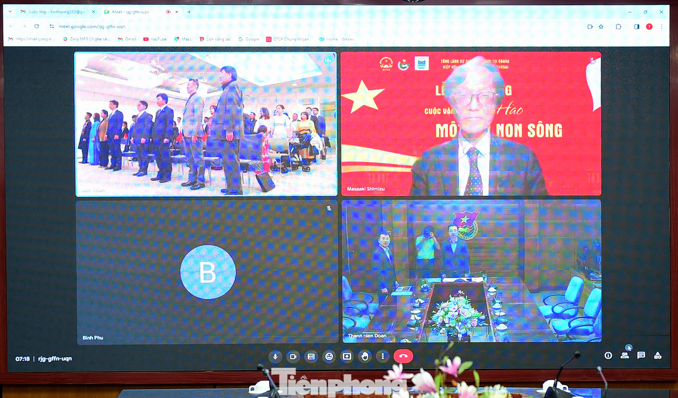 Các đại biểu tham gia lễ chào cờ tại chương trình. Ảnh: Xuân Tùng