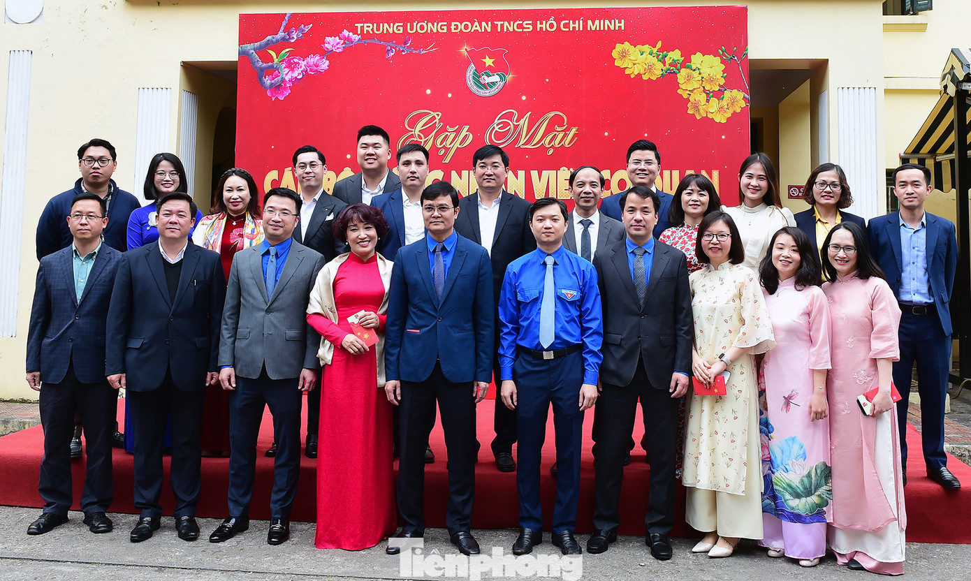 Ban Bí thư T.Ư Đoàn và đại diện Công đoàn - Hội Cựu chiến binh - Đoàn Thanh niên cơ quan; chụp ảnh với các ban, đơn vị cơ quan T.Ư Đoàn. Ảnh: Xuân Tùng