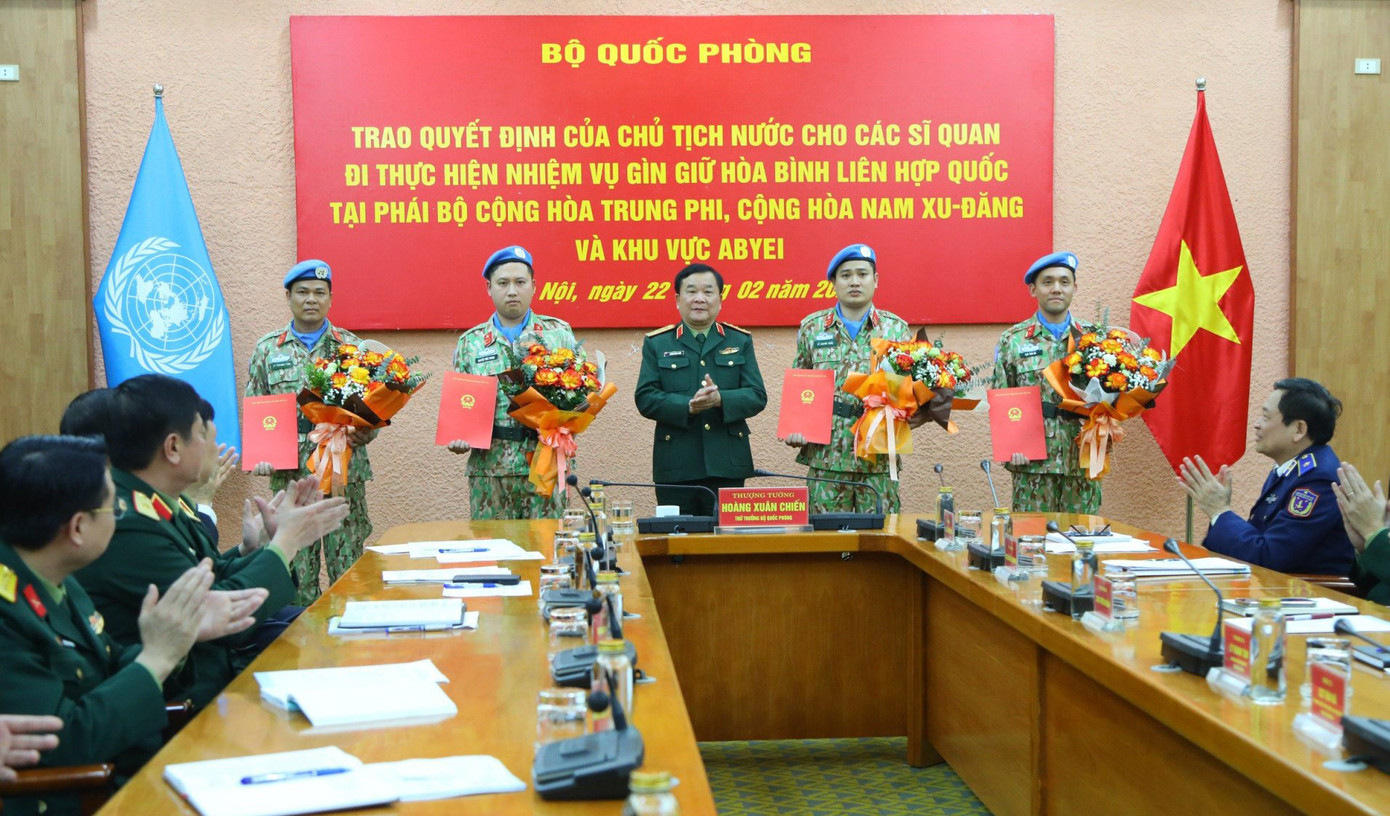 Thừa uỷ quyền của Chủ tịch nước, Thượng tướng Hoàng Xuân Chiến trao hoa và quyết định 4 sĩ quan chuẩn bị lên đường làm nhiệm vụ.