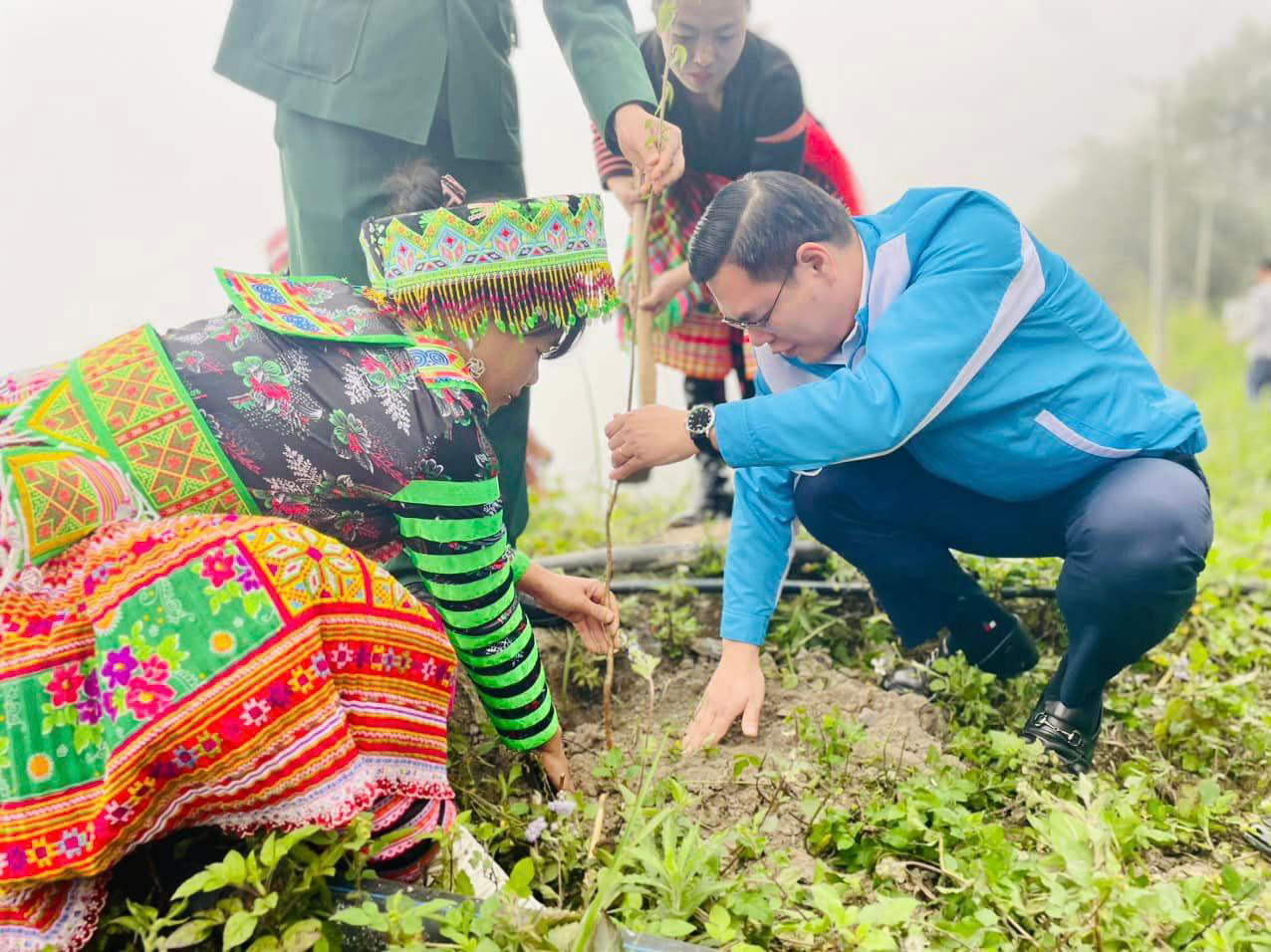 Anh Hà Đức Hải – Bí thư Tỉnh Đoàn Yên Bái (bên phải ảnh) cùng đoàn viên thanh niên trồng cây trong chương trình. Ảnh: TĐYB