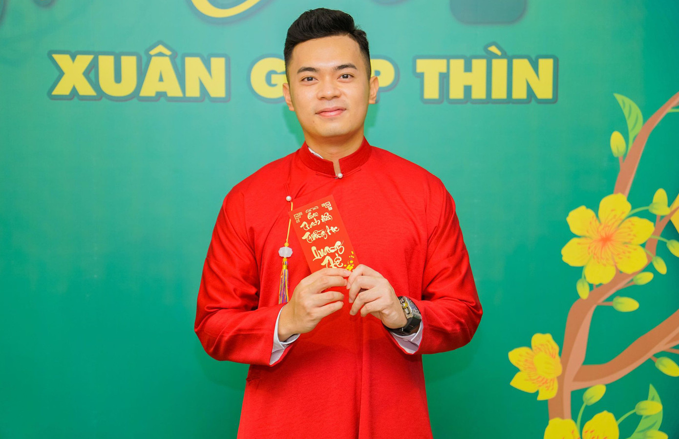 Anh Huỳnh Tấn Đạt về Việt Nam đón Tết Nguyên đán Giáp Thìn 2024. Ảnh: NVCC