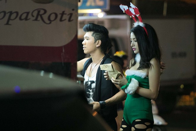 Sau sự thành công của Nhà có 5 nàng tiên, cô nhận được nhiều lời mời từ các đạo diễn danh tiếng. Năm 2013, Trương Nhi tiếp tục tạo dấu ấn với diễn xuất tự nhiên, đầy cá tính trong bộ phim Âm mưu giày gót nhọn. Bài viết: http://news.zing.vn/Truong-Nhi-dien-tat-rach-xuong-pho-cung-ban-trai-post380249.html#category_featured.noibat Nguồn Zing News 