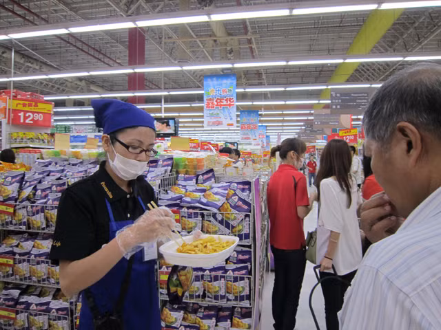 Nhân viên Vinamit tiếp thị sản phẩm mít sấy khô trong 1 siêu thị tại Trung Quốc. Ảnh: BSA