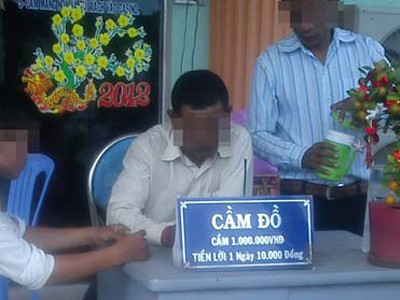 Nhận cầm đồ trước cửa casino Vimarn ở vùng biên giới sát cửa khẩu Xà Xía (Hà Tiên, Kiên Giang). Vay 1 triệu đồng trả lãi 10.000 đồng/ngày đối với xe gắn máy có giấy tờ hợp lệ, xe không có giấy đăng ký là 20.000 đồng/ngày. Ảnh: N.Khải Nhận cầm đồ trước cửa casino Vimarn ở vùng biên giới sát cửa khẩu Xà Xía (Hà Tiên, Kiên Giang). Vay 1 triệu đồng trả lãi 10.000 đồng/ngày đối với xe gắn máy có giấy tờ hợp lệ, xe không có giấy đăng ký là 20.000 đồng/ngày