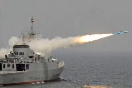 Cuộc tập trận Velayat 90 của Iran trên eo biển Hormuz. Ảnh: Press TV