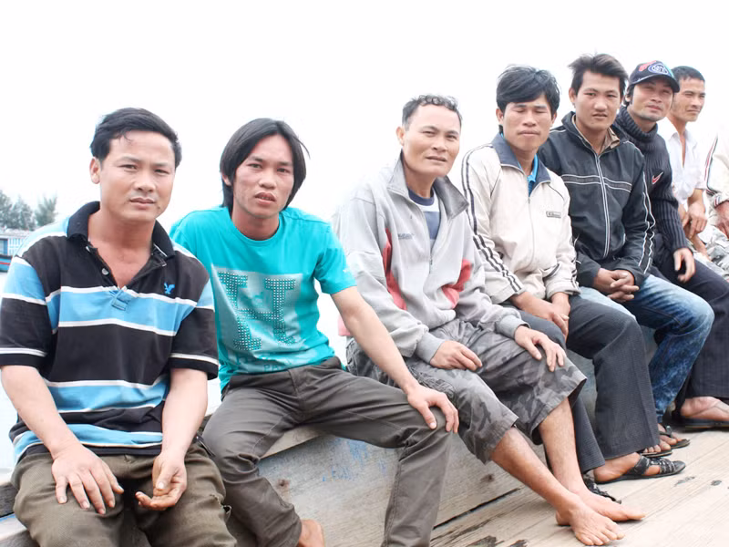 Thuyền trưởng Nguyễn Văn Leo - ngoài cùng bên trái - cùng những ngư dân Đội tàu 74 