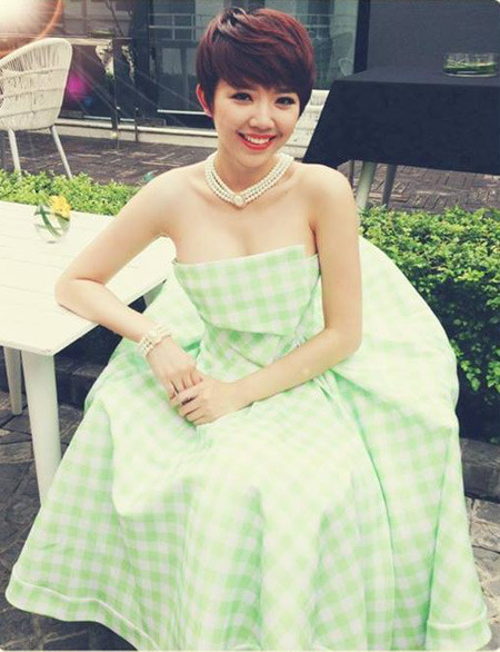 Trước đó, Tóc Tiên là ngôi sao “lột xác” toàn diện nhờ thay đổi hình tượng từ mái tóc xoăn xù đáng yêu, ngọt ngào sang quyến rũ, sexy cùng tóc tém