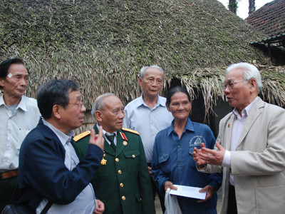 Ông Nguyễn Anh Liên (tóc bạc, đeo kính) gặp gỡ trò chuyện với cựu TNXP Nghệ An, Hà Tĩnh. Ông Nguyễn Anh Liên (tóc bạc, đeo kính) gặp gỡ trò chuyện với cựu TNXP Nghệ An, Hà Tĩnh