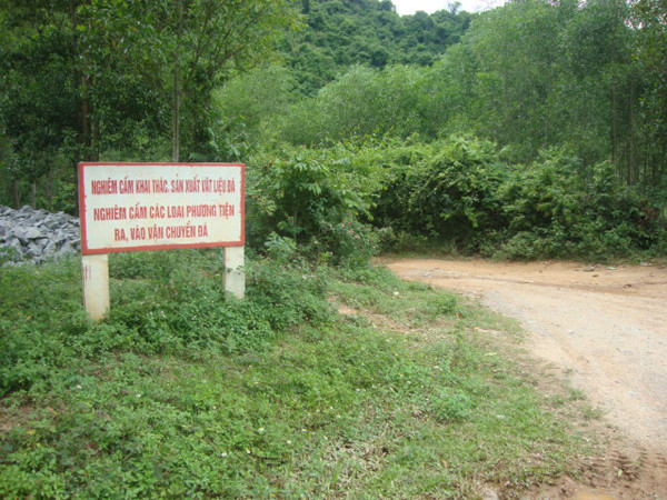 Theo ông Lương, biển chỉ để cấm cho có lệ, cấm những ai yếu bóng vía. Theo ông Lương, biển chỉ để cấm cho có lệ, cấm những ai yếu bóng vía