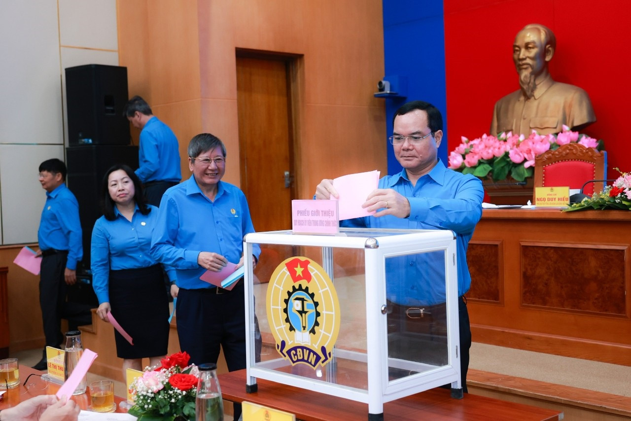 Các đại biểu bỏ phiếu giới thiệu nhân sự tham gia quy hoạch Ban Chấp hành Trung ương Đảng khóa XIV. Các đại biểu bỏ phiếu giới thiệu nhân sự tham gia quy hoạch Ban Chấp hành Trung ương Đảng khóa XIV.