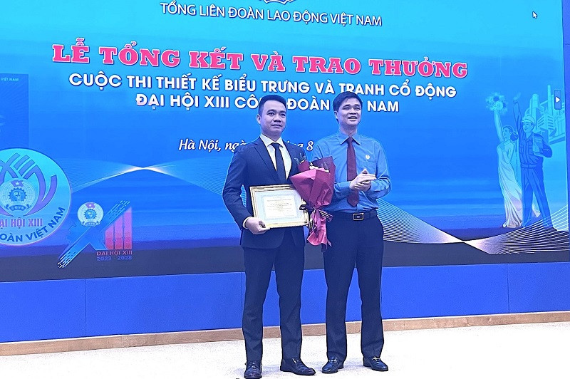 Ông Ngọ Duy Hiểu trao giải nhất thiết kế biểu trưng cho tác giả Nguyễn Ngọc Huy Mẫn Ông Ngọ Duy Hiểu trao giải nhất thiết kế biểu trưng cho tác giả Nguyễn Ngọc Huy Mẫn