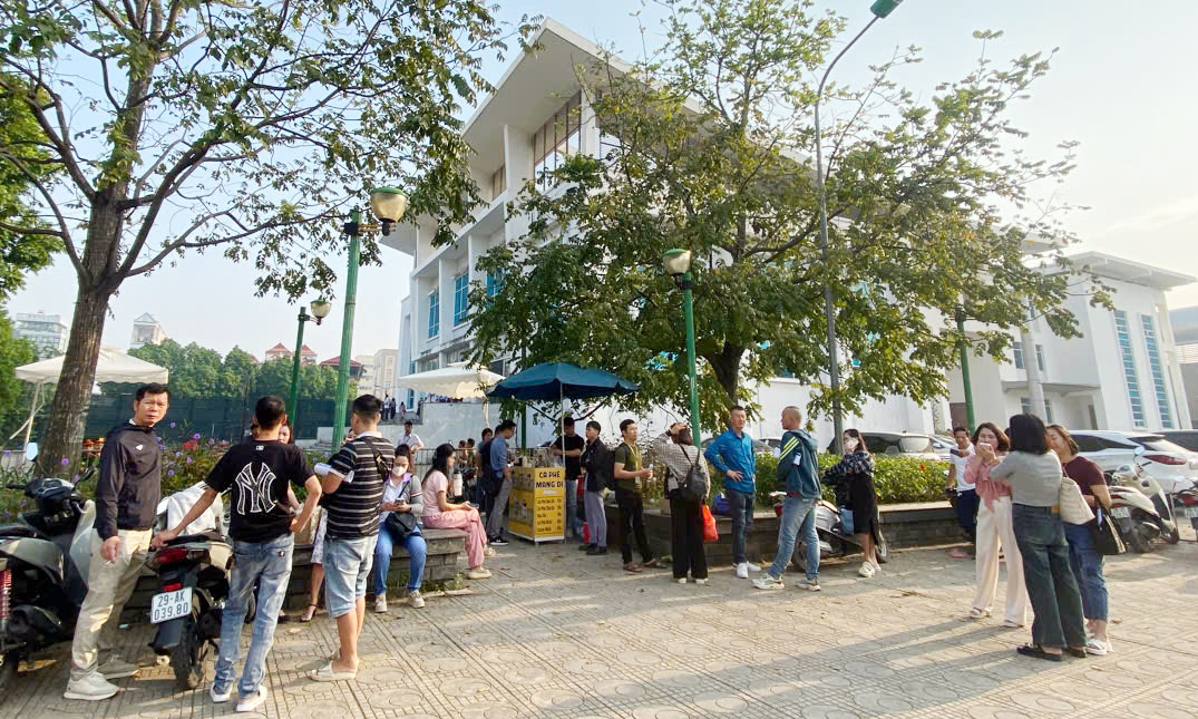 Nhiều nhóm &quot;cò&quot; đất tham gia đấu giá 32 thửa đất tại khu xứ đồng Lòng Khúc, xã Tiền Yên.