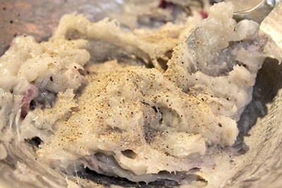 Bước 2: - Cho tôm ra bát tô, thêm bột năng, hạt tiêu, hành khô thái nhỏ, một thìa nhỏ muối, nửa thìa nhỏ hạt nêm, trộn đều. Bạn nêm gia vị nhạt vì lá rong biển đã có tẩm gia vị. Dùng màng thực phẩm bọc kín cho vào tủ đá khoảng 30 phút