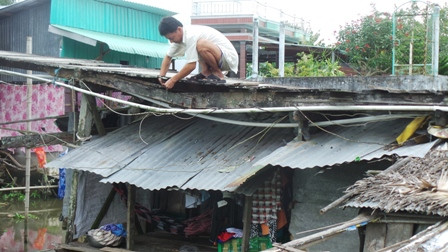 Những chỗ thân cầu bị gãy, tuột đinh, anh Khanh dùng dây chì buộc lại theo kiểu tạm bợ qua ngày