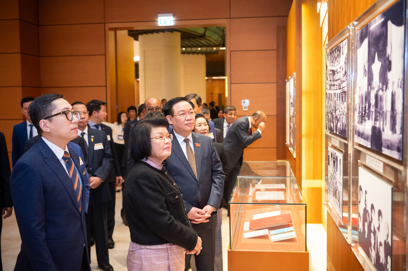 Chủ tịch Quốc hội Vương Đình Huệ cùng Chủ tịch Quốc hội Vương quốc Campuchia Samdech Khuon Sudary thăm Phòng Truyền thống Quốc hội Việt Nam Chủ tịch Quốc hội Vương Đình Huệ cùng Chủ tịch Quốc hội Vương quốc Campuchia Samdech Khuon Sudary thăm Phòng Truyền thống Quốc hội Việt Nam