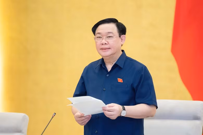 Chủ tịch Quốc hội Vương Đình Huệ phát biểu tại phiên họp Ủy ban Thường vụ Quốc hội. Chủ tịch Quốc hội Vương Đình Huệ phát biểu tại phiên họp Ủy ban Thường vụ Quốc hội.