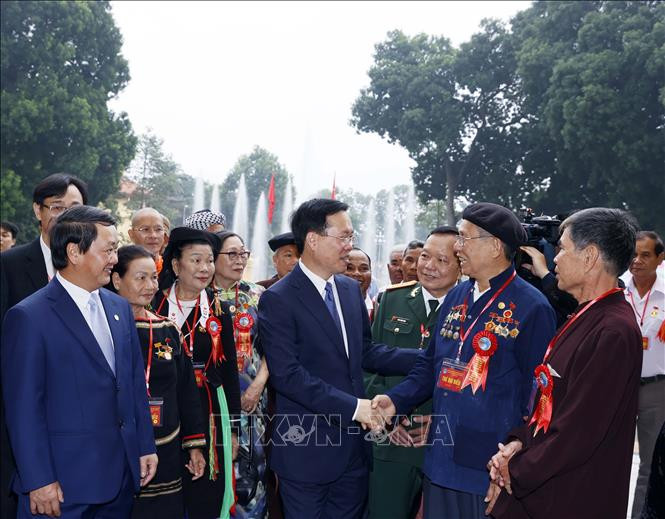 Chủ tịch nước Võ Văn Thưởng gặp mặt thân mật các đại biểu. Ảnh: Thống Nhất/TTXVN Chủ tịch nước Võ Văn Thưởng gặp mặt thân mật các đại biểu. Ảnh: Thống Nhất/TTXVN