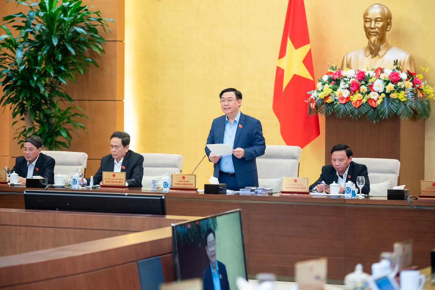 Chủ tịch Quốc hội Vương Đình Huệ phát biểu tại phiên họp Ủy ban Thường vụ Quốc hội. Chủ tịch Quốc hội Vương Đình Huệ phát biểu tại phiên họp Ủy ban Thường vụ Quốc hội.